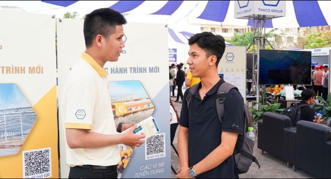 THACO tư vấn, hướng nghiệp cho sinh viên trong Ngày hội Việc làm 2023 tại Trường Đại học Bách Khoa - Đà Nẵng.