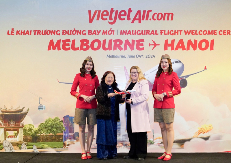 Phó Chủ tịch HĐQT Vietjet Nguyễn Thanh Hà (thứ 2 từ trái sang) gửi lời cảm ơn của Vietjet tới Bà Natalie Hutchins - Nghị sỹ Bang Victoria, Bộ trưởng Bộ Việc làm và Công Nghiệp, Bộ trưởng Bộ Phụ nữ, Bộ trưởng Bộ Hiệp ước và Các Dân tộc Đầu tiên của Bang Victoria (thứ 3 từ trái sang)