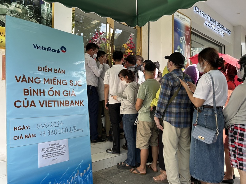 Người dân xếp hàng mua vàng bỉnh ổn giá