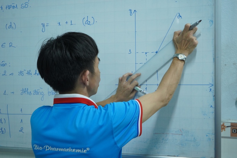 Sau giờ làm tại công ty, anh Hoàng Trọng Khánh trở về nhà dạy học cho những học sinh khó khăn.