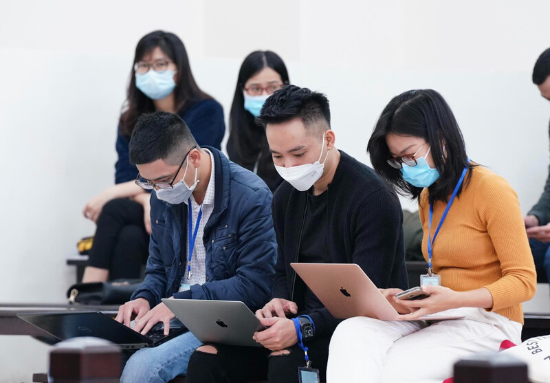 Phóng viên tác nghiệp tại một phiên tòa ở TAND TP.Hà Nội. Ảnh: Thanh niên.