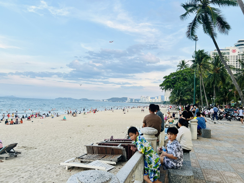 Dù đang mùa cao điểm du lịch hè nhưng bãi biển Nha Trang vẫn khá thưa du khách. Ảnh: Lê Văn Sơn