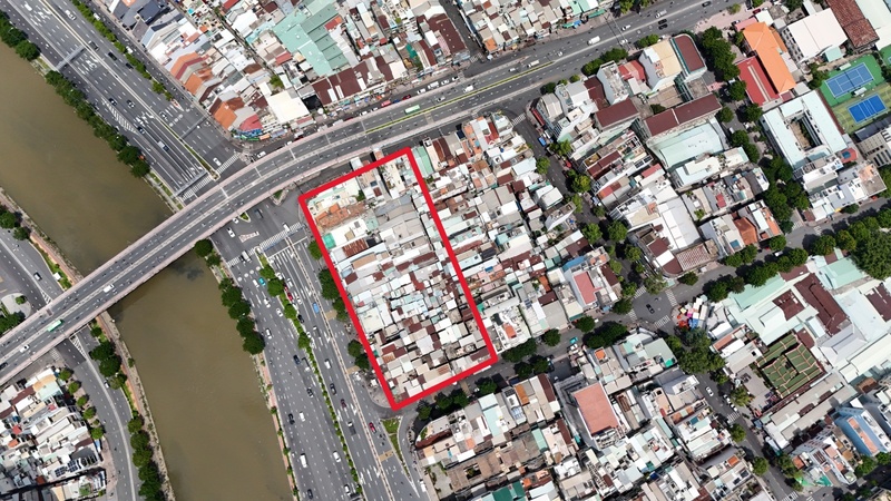 Chợ Gà - Gạo (phường Cầu Ông Lãnh, quận 1, TP HCM) thuộc ô phố Nguyễn Thái Học - Võ Văn Kiệt - Yersin, hẻm số 3 Yersin gồm 237 sạp chợ và 35 căn nhà phố. Dù ở ngay quận 1 - một quận trung tâm của TP HCM nhưng người dân phải sống trong cảnh chật chội, điều kiện sống thiếu thốn và nguy cơ cháy nổ cao.