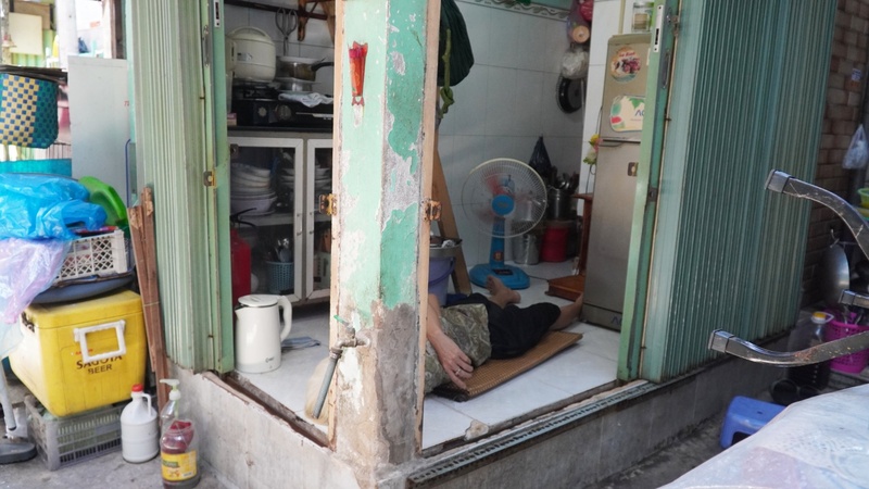 Theo ông Dương Anh Đức, Bí thư Quận ủy quận 1, khu vực chợ Gà - Gạo, nhiều gia đình phải chia sẻ chung nhà vệ sinh, có nhà sử dụng tầng trệt để buôn bán, làm ăn còn tầng trên cơi nới để luân phiên nhau ngủ. Nhiều thời kỳ lãnh đạo quận mong muốn tìm giải pháp nhưng khu vực chợ Gà - Gạo vẫn như vậy sau gần 50 năm.