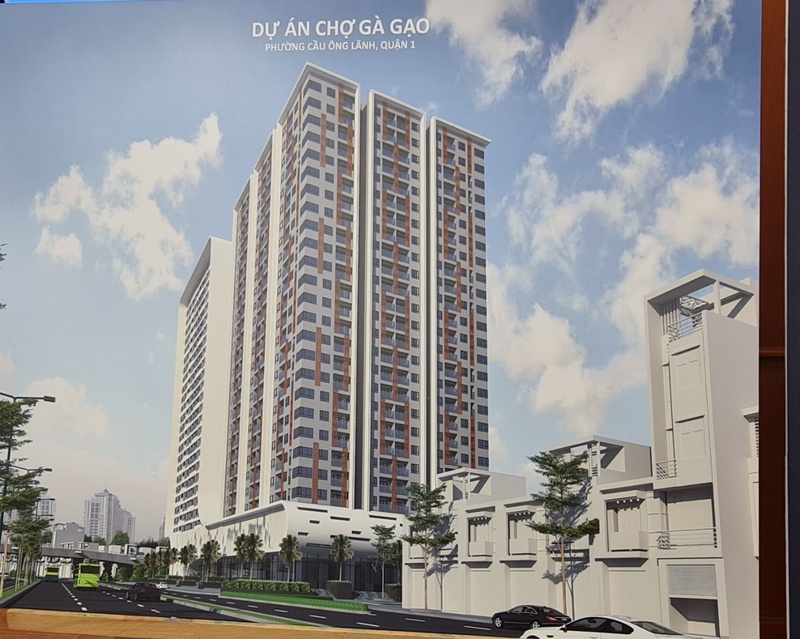 Sáng ngày 27/6/2024, UBND quận 1 tổ chức Hội nghị gặp gỡ doanh nghiệp, quan tâm dự án chợ Gà - Gạo. Qua đó, kêu gọi các doanh nghiệp, nhà đầu tư có tiềm năng, thế mạnh quan tâm đầu tư để thực hiện chủ trương chỉnh trang đô thị khu vực trung tâm. Theo đó, quy mô dự án chợ Gà - Gạo có diện tích 6.339m², tác động đến 290 hộ với 1.173 người dân đang sinh sống trên địa bàn khu phố 1B - tổ 10, 11 và 12 thuộc phường Cầu Ông Lãnh. Trong đó diện tích phù hợp quy hoạch là 5.949m², hệ số sử dụng đất tối đa 10. Dự án có mật độ xây dựng tối đa 50%, chiều cao công trình tối đa 50m, dân số quy hoạch 700 người. Trong hình là phối cảnh dự án.