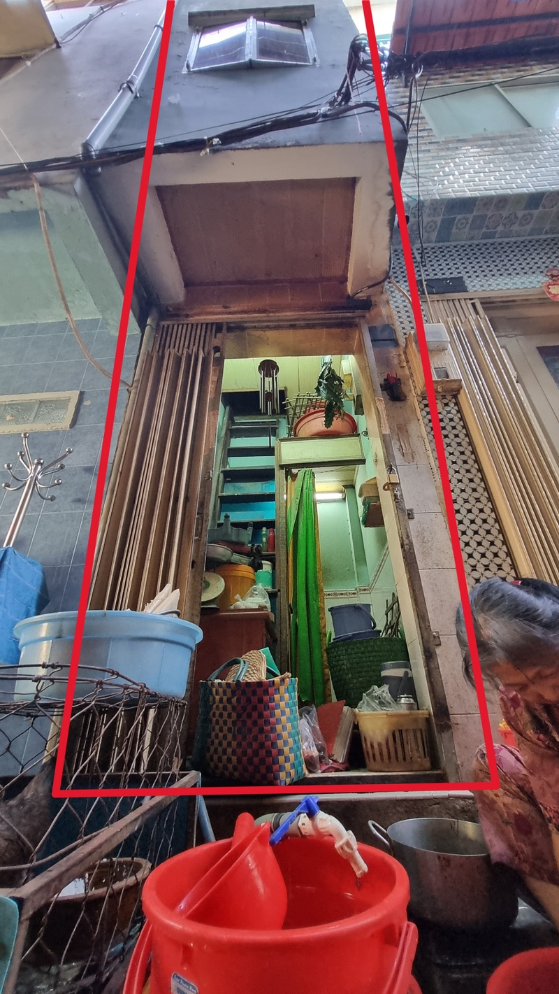 Hiện khu chợ đã xuống cấp, ẩm thấp. Các nhà sạp nhỏ hẹp (quy mô từ 1-3 tầng) đồng thời là nơi sinh sống của người dân.
