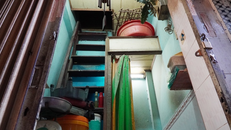 Bên trong một căn nhà có diện tích chưa đầy 10m2, là nơi ăn ở sinh hoạt và mua bán của người dân tại khu chợ Gà.