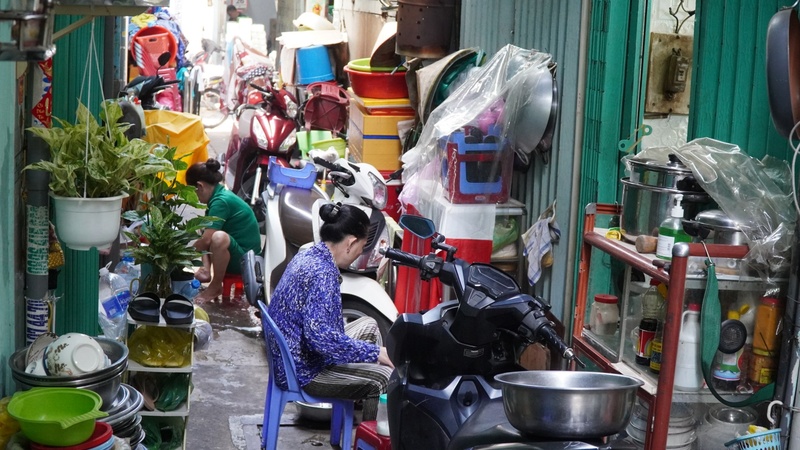 Mọi sinh hoạt của người dân đều ở ngoài lối đi.