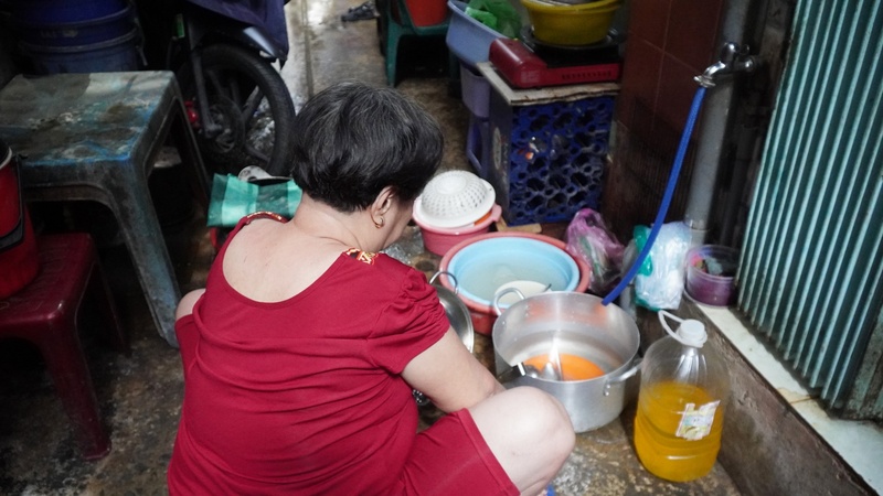 Bà Lê Thị Thu Liễu đã sống ở khu chợ Gà được hơn 40 năm. Ngôi nhà có diện tích đất chưa đầy 10m2, có một tầng trệt và thêm một gác lửng là nơi sinh sống của 6 thành viên trong gia đình bà. 'Ban ngày thì mọi người đi làm hết, ban đêm về ngủ thì 3 người ngủ 1 tầng, riêng tầng dưới không đủ 3 người ngủ nên tôi kê thêm một chiếc ghế ngay lối đi trước nhà để ngủ', bà Liễu cho biết.