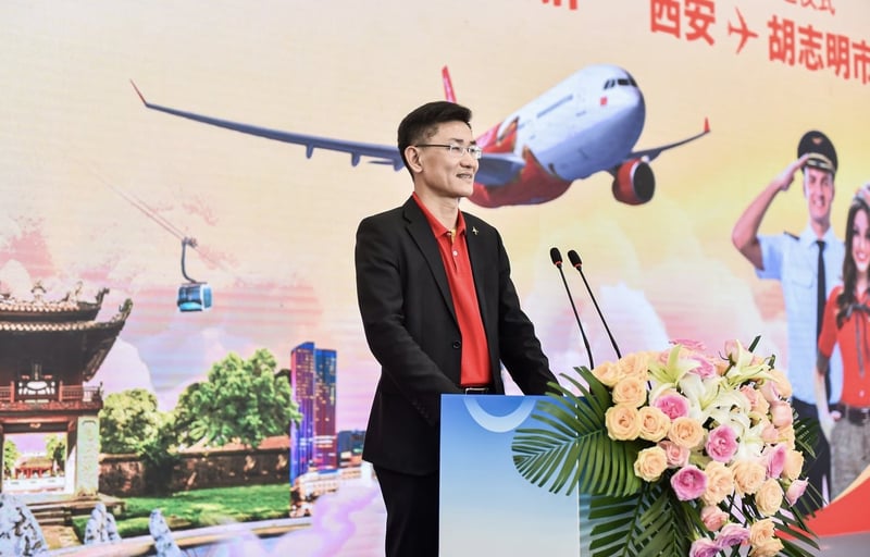 Ông Tạ Hữu Thanh, Phó Tổng giám đốc thương mại Vietjet, phát biểu khai trương đường bay thẳng giữa Việt Nam và Tây An