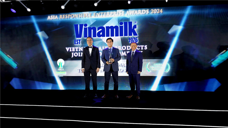 Ông Lê Hoàng Minh, Giám đốc điều hành Sản xuất của Vinamik nhận cúp chứng nhận cho hạng mục Green Leadership của Giải thưởng AREA Vinamilk là doanh nghiệp ngành sữa duy nhất được vinh danh tại hạng mục Lãnh đạo xanh