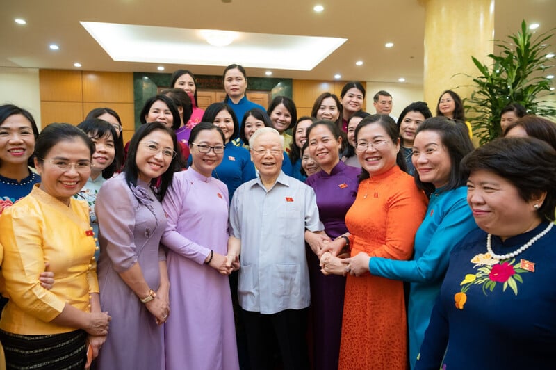 Chiều 05/6/2023, tại trụ sở Trung ương Đảng, Tổng Bí thư Nguyễn Phú Trọng gặp mặt thân mật các nữ đại biểu Quốc hội khóa XV nhân dịp kỷ niệm 15 năm ngày thành lập Nhóm nữ đại biểu Quốc hội Việt Nam (15/5/2008 - 15/5/2023).