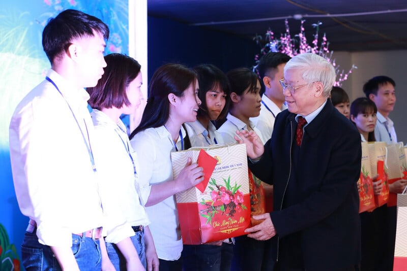 Sáng 19/2/2018, tức mùng 4 Tết Mậu Tuất, Tổng Bí thư Nguyễn Phú Trọng thăm và tặng quà công nhân lao động tỉnh Hưng Yên.