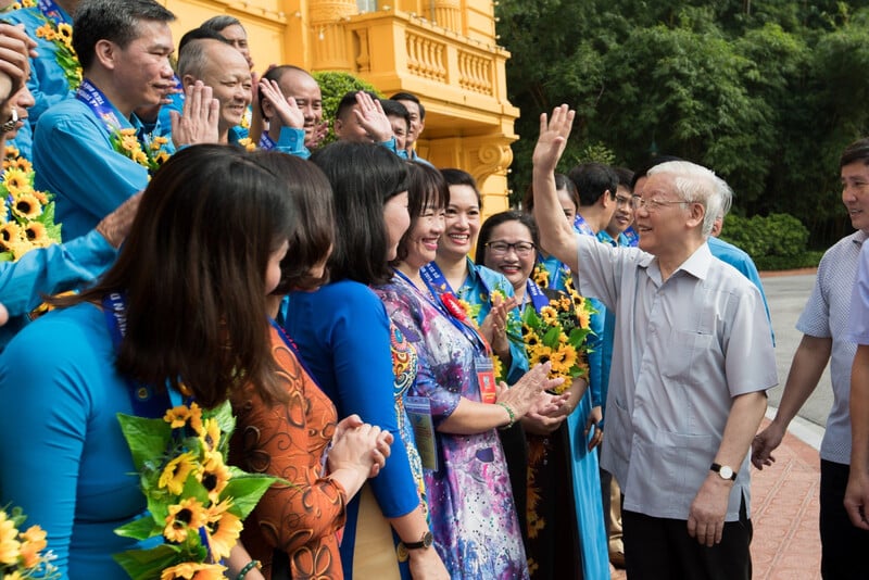 Tổng Bí thư, Chủ tịch nước Nguyễn Phú Trọng gặp gỡ 100 đại biểu là cán bộ công đoàn tiêu biểu năm 2019 tại Hà Nội ngày 20/7/2019.
