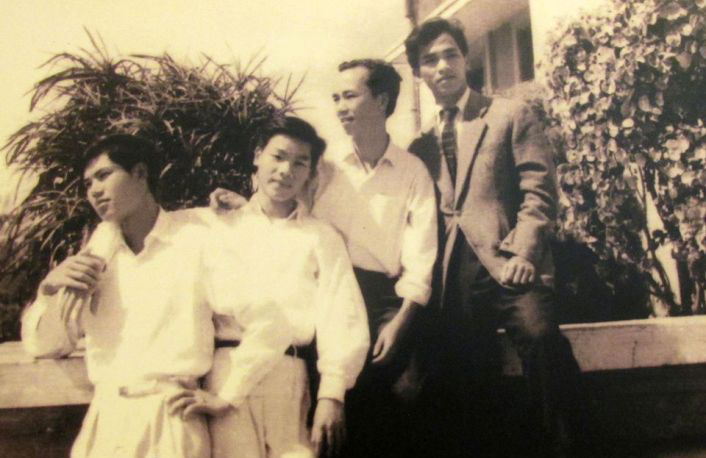  Tổng Bí thư, Chủ tịch nước Nguyễn Phú Trọng là cựu sinh viên Khoa Ngữ Văn, khóa 8, Trường Đại học Tổng hợp Hà Nội (người đứng thứ hai từ trái sang, chụp tháng 2/1965 ở ký túc xá Mễ Trì, Hà Nội).