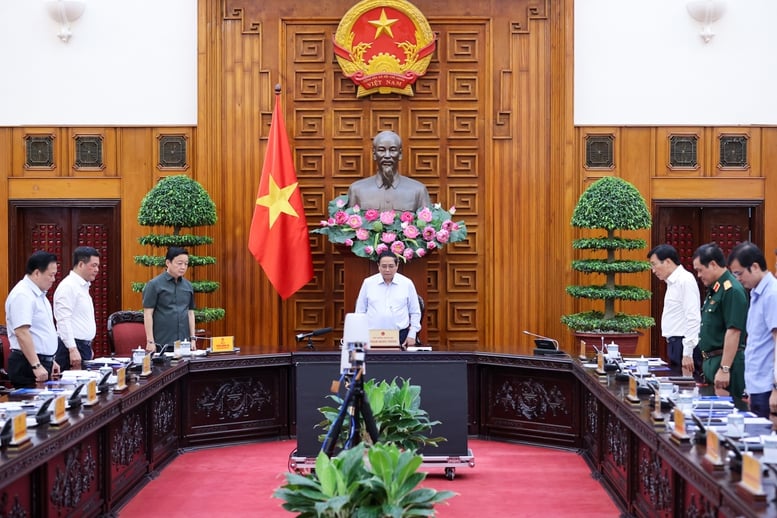 Thủ tướng Phạm Minh Chính cùng các đại biểu thành kính dành một phút mặc niệm tưởng nhớ Tổng Bí thư Nguyễn Phú Trọng. Ảnh: VGP.