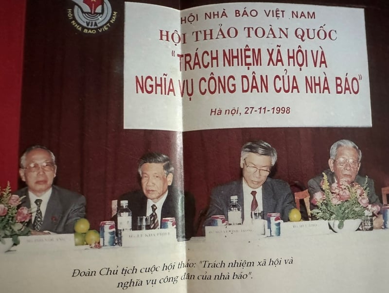 Tổng Bí thư Nguyễn Phú Trọng, khi đó là Ủy viên Bộ Chính trị, phụ trách khối Tư tưởng - Văn hóa và Khoa học - Giáo dục, đồng chủ trì Hội thảo 'Trách nhiệm xã hội và nghĩa vụ công dân' của nhà báo, tại Hà Nội, ngày 27/11/1998.