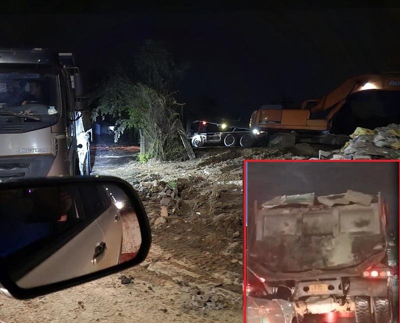 Các xe tải cỡ lớn chở bùn đất, phế thải xây dựng đến đổ lấp ao, hồ tại thôn Đại Đồng, xã Đại Mạch đêm 2/7.