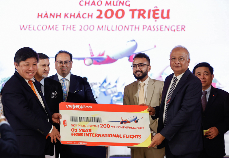 Vietjet dành tặng hành khách thứ 200 triệu món quà 1 năm bay quốc tế miễn phí