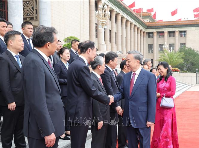  Tổng Bí thư, Chủ tịch nước Tô Lâm và Phu nhân bắt tay các thành viên chính thức Đoàn đại biểu Trung Quốc tại Lễ đón.