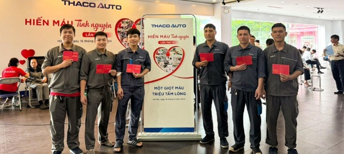 CBNV tại Kho Phụ tùng - Vật tư Thaco Auto hào hứng nhận giấy chứng nhận sau hiến máu