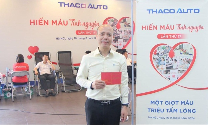 Anh Bùi Văn Dũng – Tổng Giám đốc Thaco Auto Peugeot Hà Nội nhận thẻ chứng nhận sau hiến máu