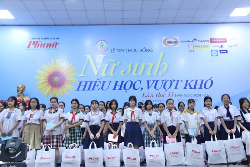 Đại diện THACO trao học bổng “Nữ sinh hiếu học, vượt khó” cho các em