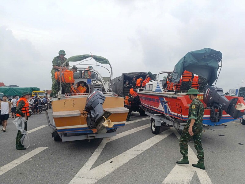 Các lực lượng và phương tiện được huy động để cứu và tìm kiếm người mất tích do vụ sập cầu Phong Châu