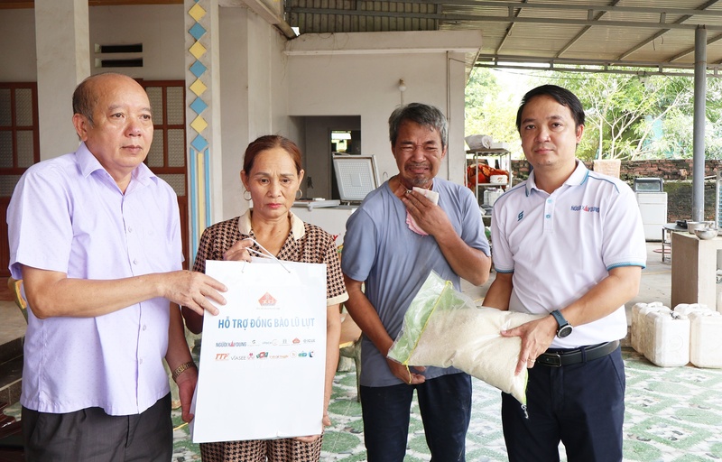 Lãnh đạo Hội Xây dựng tỉnh Phú Thọ, Tạp chí Người Xây dựng đến thăm và trao quà cho các gia đình gặp khó khăn do bão số 3 gây ra.