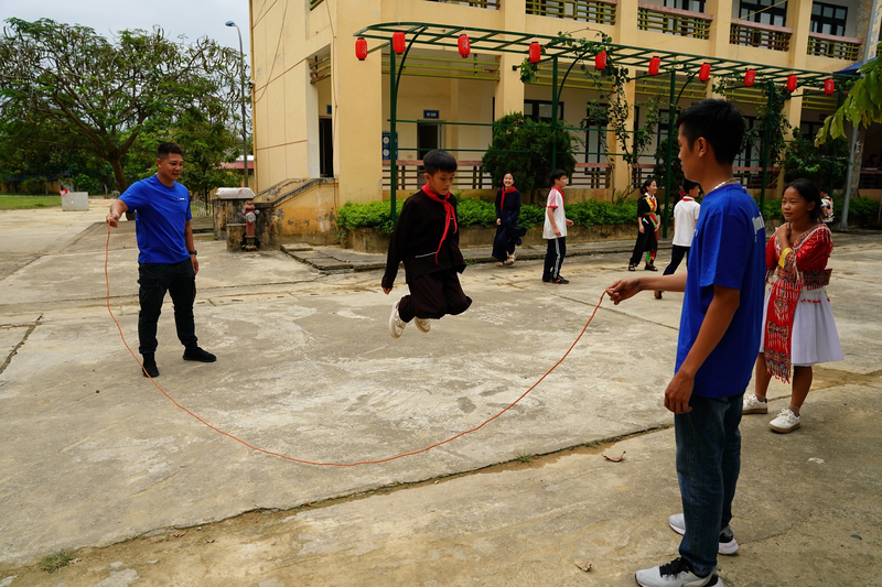 Không chỉ mang đến sữa, đoàn nhân viên Vinamilk còn vui chơi cùng các em nhằm tạo niềm vui, động viên các em về lại cuộc sống thường ngày sau những ngày bão lũ 