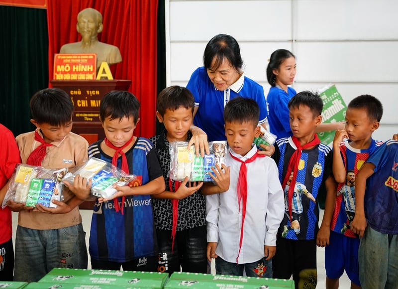 Bà Nguyễn Thị Minh Tâm - Giám đốc Chi nhánh Vinamilk Hà Nội, trao phần quà của Vinamilk cho các bé ở xóm Trung Sơn, xã Quang Sơn, huyện Đồng Hỷ (tỉnh Thái Nguyên)  