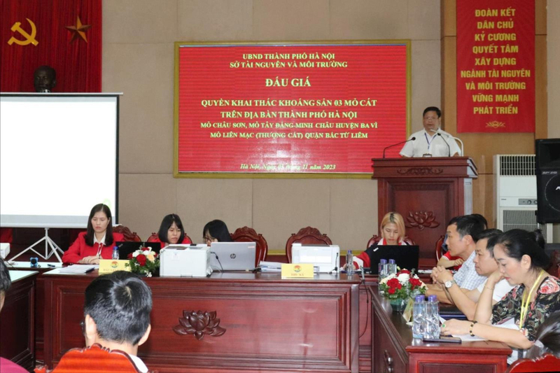 Phiên đấu giá 3 mỏ cát Hà Nội diễn ra với thời gian kỷ lục, lên tới 22 tiếng đồng hồ.