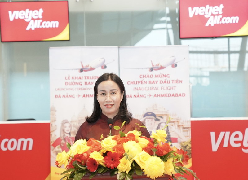 Bà Nguyễn Thị Anh Thi - Phó Chủ tịch UBND TP. Đà Nẵng chúc mừng Vietjet khai trương đường bay Đà Nẵng - Ahmedabad