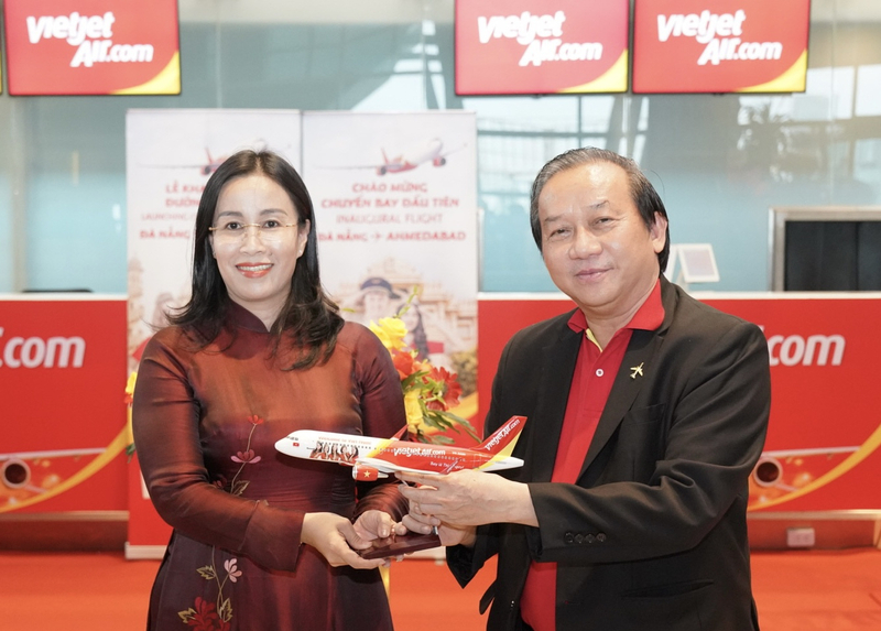 Lãnh đạo TP. Đà Nẵng chúc mừng Vietjet và phi hành đoàn trên chuyến bay khai trương