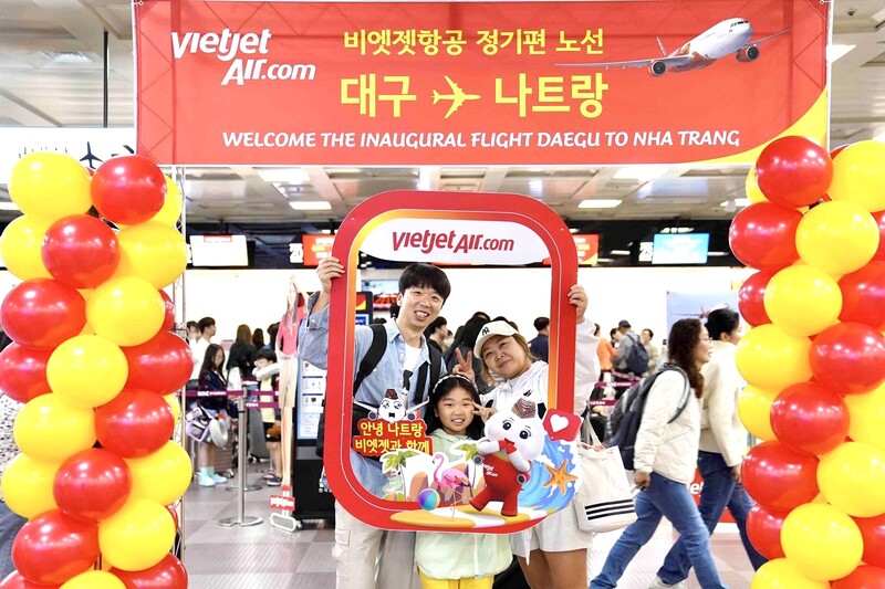 Phi hành đoàn Vietjet, hành khách và người dân hai nước vui mừng chào đón đường bay mới kết nối Việt Nam - Hàn Quốc của Vietjet