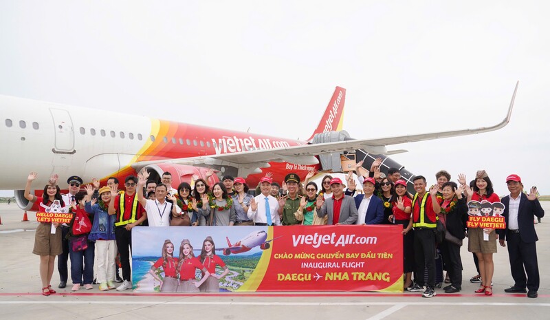 Lãnh đạo sân bay quốc tế Cam Ranh chúc mừng Vietjet và phi hành đoàn trên chuyến bay khai trương