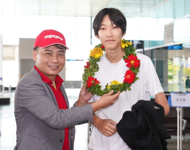 Đại diện Vietjet ông Trần Hoàng Linh giám đốc chi nhánh miền Trung tặng hoa chào mừng các hành khách trên chuyến bay khai trương Deagu - Nha Trang