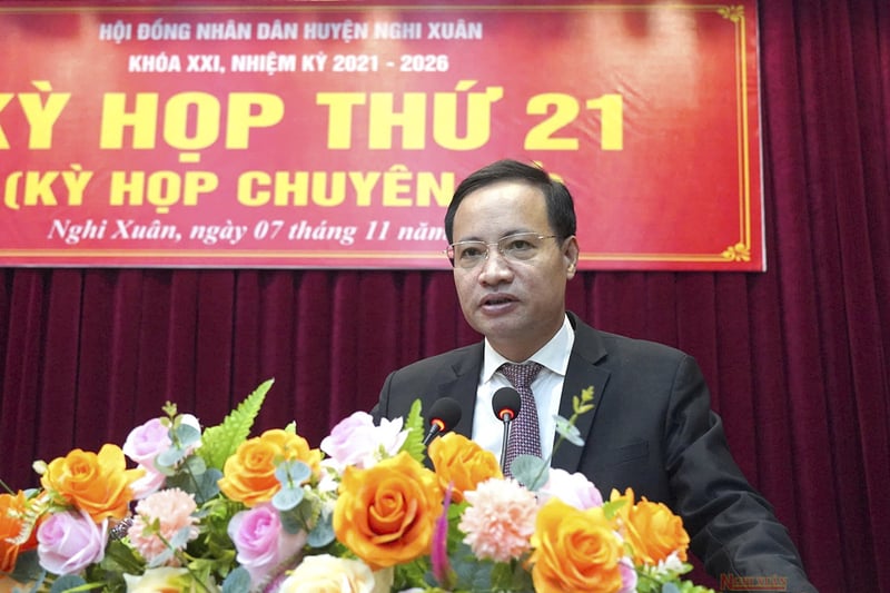 Ông Nguyễn Văn Hiếu - Chủ tịch UBND huyện Nghi Xuân phát biểu tại kỳ họp.