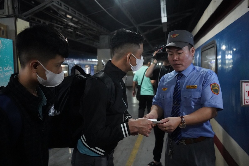 Ngành đường sắt sẽ tổ chức kiểm soát vé tàu và giấy tờ tùy thân của hành khách tại cửa vào ga và cửa toa tàu.
