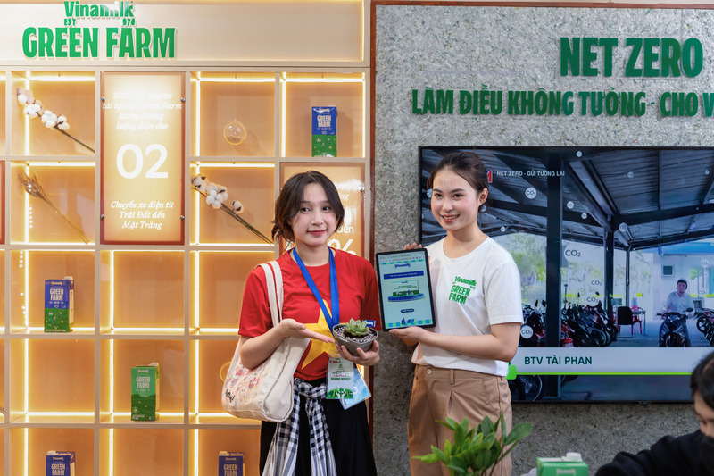 Đặc biệt, Vinamilk tặng nhiều quà “khủng” cho khách tham gia, bao gồm các vé đi tham quan trang trại Vinamilk Green Farm. Đã có 30 vé được trao tặng thay vì 20 vé như kế hoạch ban đầu, do hoạt động này nhận được sự ủng hộ từ hơn 200 lượt khách tham gia. 