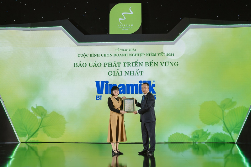 Vinamilk tiếp tục giành Giải nhất Báo cáo phát triển bền vững và kéo dài thành tích 12 năm liên tiếp nằm trong Top 3. 