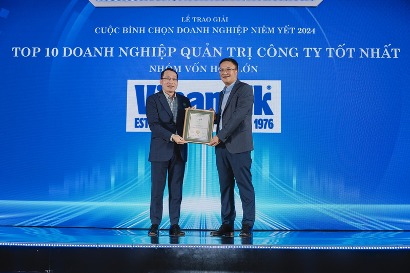 Đại diện Vinamilk (bên trái) đón nhận danh hiệu Top 10 Doanh nghiệp Quản trị công ty tốt nhất (nhóm vốn hóa lớn) năm thứ 10 liên tiếp. 