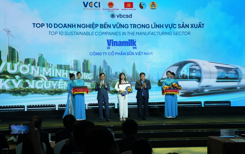 Vinamilk nằm trong Top 10 Doanh nghiệp bền vững trong lĩnh vực sản xuất tại CSI 2024 năm thứ 9 liên tiếp  