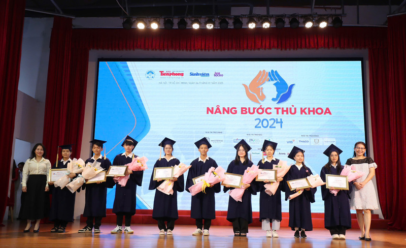 Đại diện THACO (ngoài cùng, bên trái) trao học bổng cho các em sinh viên