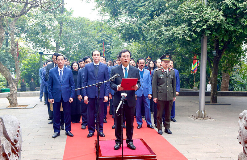 Chủ tịch UBND tỉnh Phú Thọ - Bùi Văn Quang kính cáo với Tổ tiên những thành quả đạt được trong năm 2024.