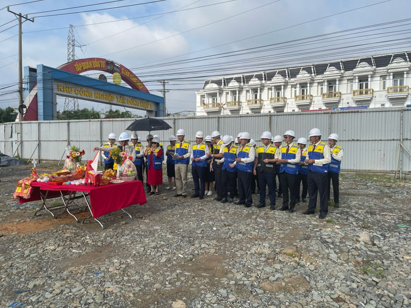 Tháng 11/2024, dự án Khu chung cư Tân Đông Hiệp được chủ đầu tư ra mắt thị trường, đang tiến hành các bước đầu như san lấp mặt bằng, thử tải và chuẩn bị móng cọc.