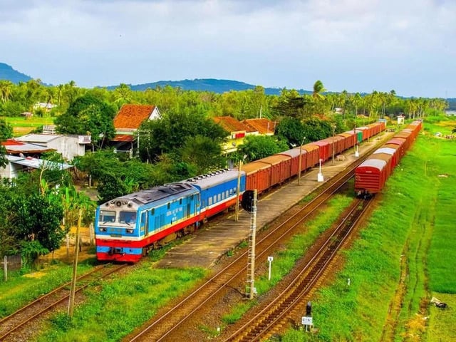 Tuyến đường sắt chính Lào Cai - Hà Nội - Hải Phòng dài khoảng 390,9 km, tốc độ thiết kế 160km/giờ, tổng vốn đầu tư 8,4 tỷ USD.