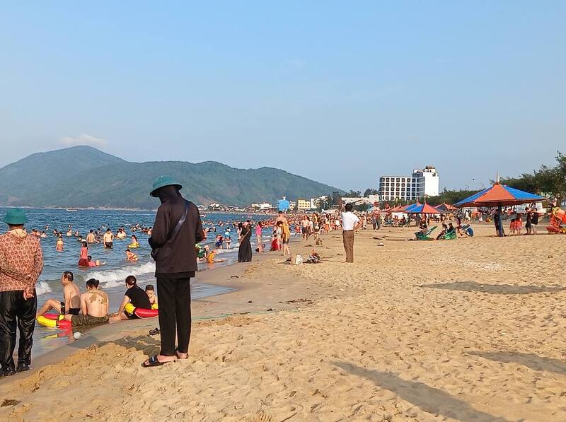 Bãi biển Thiên Cầm ngày 30/4.