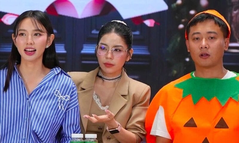 Hoa hậu Thùy Tiên, Hằng Du Mục, Quang Linh Vlogs (từ trái sang phải) khi quảng cáo bán kẹo Kera. Ảnh: Chụp màn hình livesatream