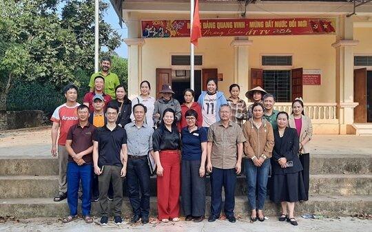 Đại diện VietED Group trong một chuyến công tác tại địa phương.